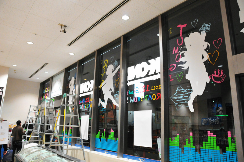 Illustration for article titled Watch Men Turn a Convenience Store into a Schoolgirl Anime Mecca